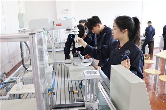 F:\湖南省汽车技师学院长沙校区\校内宣传\学校照片\校园\实训场地片\微信图片_20180423154907.jpg